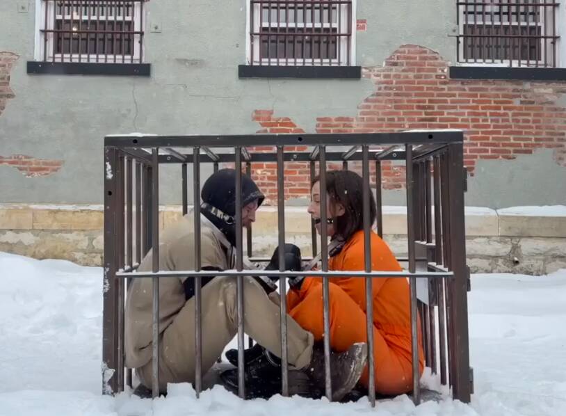 Elise Graves – Caged Snow Punishment-视频-5元站