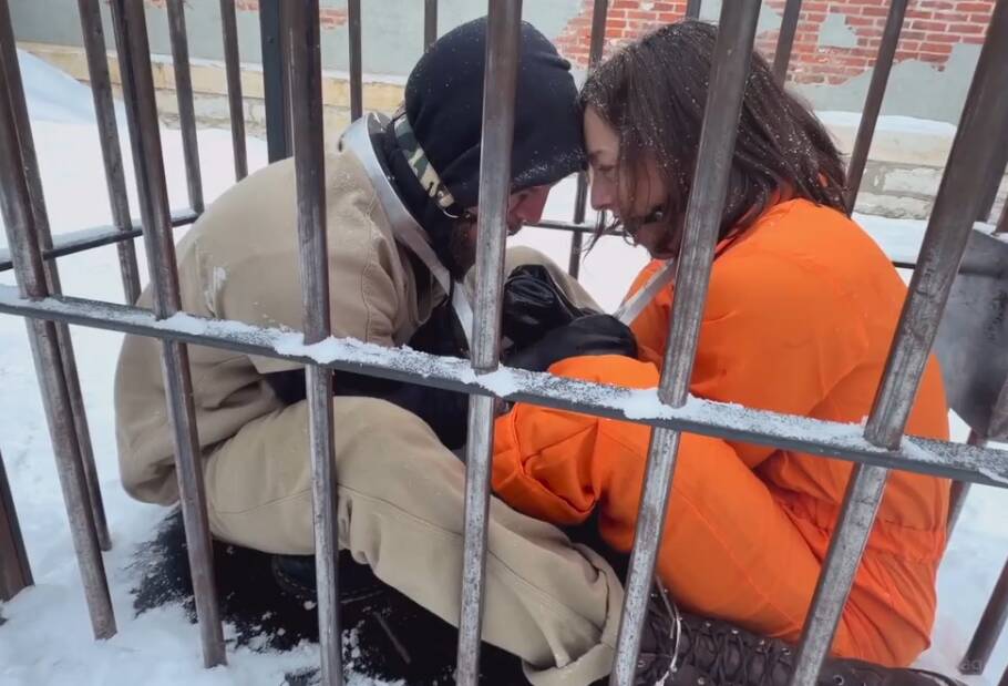 图片[2]-Elise Graves – Caged Snow Punishment-视频-5元站