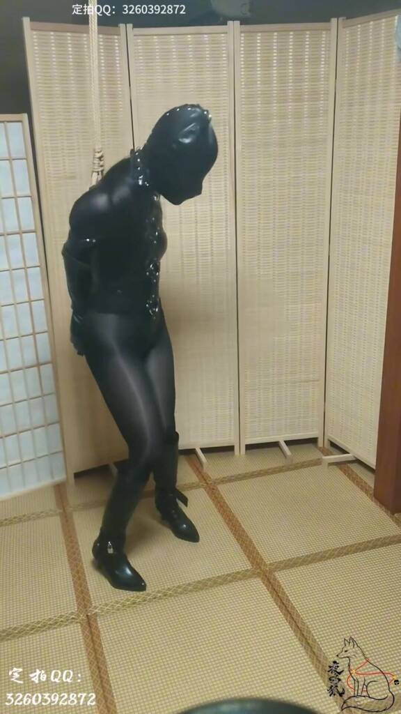 【夜鸣狐】【感官封闭】【眼罩+封闭头套】【挣扎呻吟】戴着头套和单手套 被剥夺了呼吸权的小狐还被拴在绳柱上无法逃离强制站立 拼命挣扎还是失败!-视频-5元站