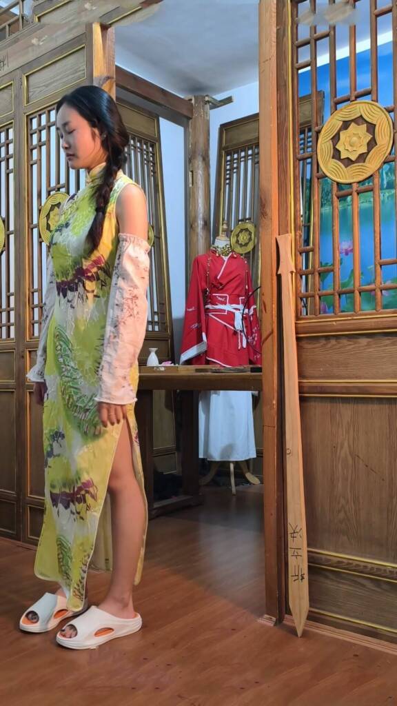 【束心工作室】小月旗袍颈手枷吊起逃脱，脖手脚连铐，简单剧情-视频-5元站