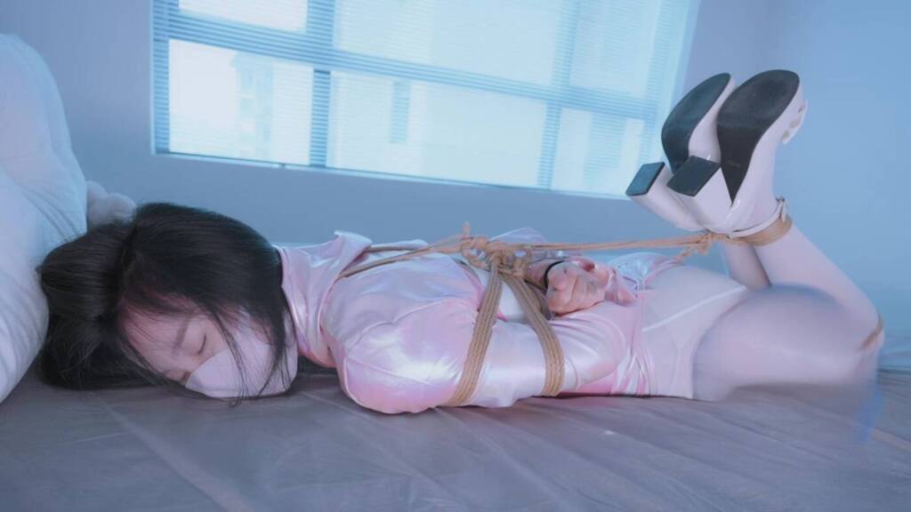 【悠米】《女神收集图鉴4》粉色连体1小时13分钟放置，马具封嘴款口球强制抬头，模特后面实在受不了都快哭了-视频-5元站