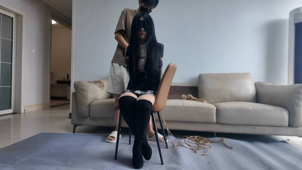 【集梦】大胸小姐姐两个姿势捆绑放置，体验口球和电击-视频-5元站