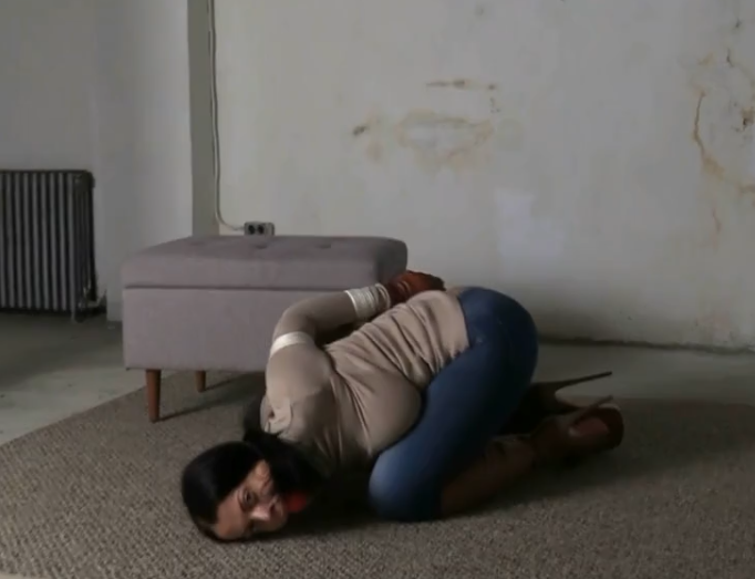 图片[2]-Nadia White – Tightly Roped Up in Brown Leather Knee Boots! (Tied in Heels)-视频-5元站