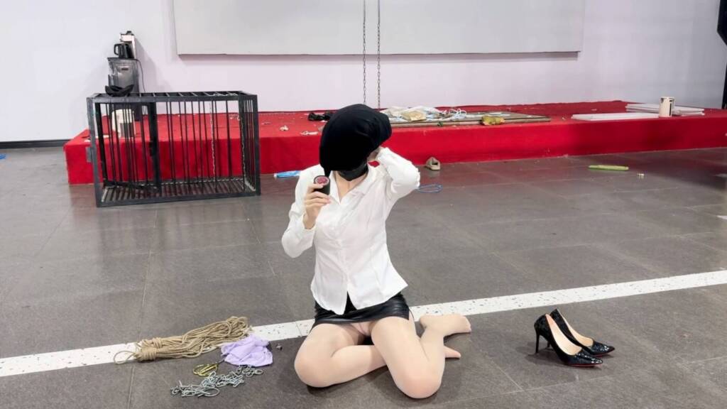 【无人之境】自缚解压被老板抓包的女职员-视频-5元站