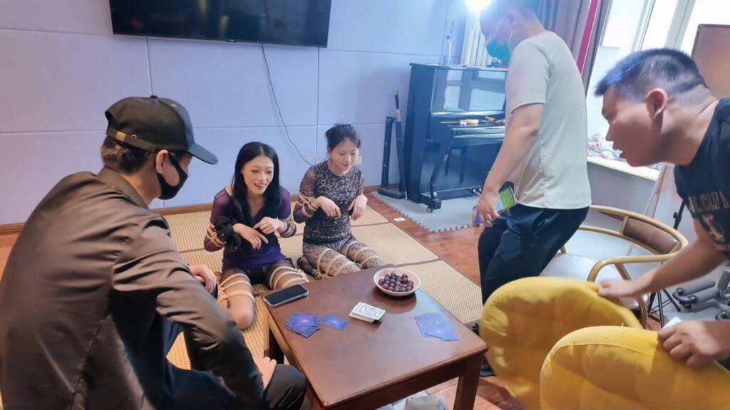 图片[2]-【一绳所爱】打牌 模特灿灿，陈依依，捆绑状态之下对三位打牌者进行服务，端水果，充当凳子，当然还免不了参与牌局胜负的惩罚-视频-5元站
