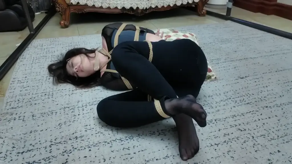 【枫叶工作室】《缚美记·①⑨号混血间谍温妮》【裤里黑丝】【玉足玩弄】【团缚放置】【挣扎逃脱】-视频-5元站