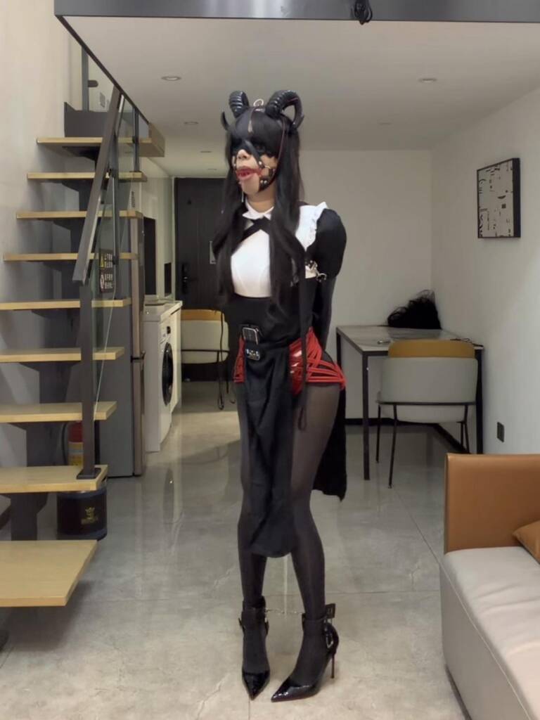 图片[2]-【训犬糕手】小糕炸金套装 黑丝魅魔修女单手套自缚 郊狼电击下还开门取外卖…口水直流 按耐不住的露出欲-视频-5元站