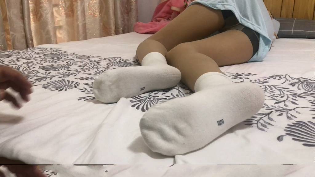 【新月原创】【多人】四个妹子睡着了脱鞋子挠脚 不能弄醒 就是偷偷挠-视频-5元站