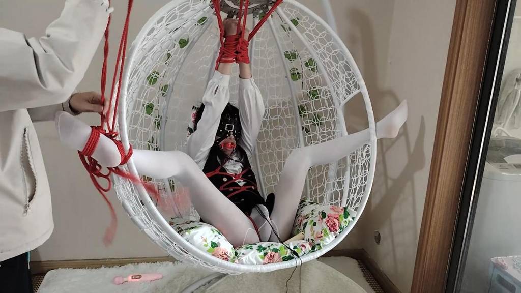 【小自白】白丝小男娘被双腿展开架在吊篮上开着训练器放置调教-视频-5元站