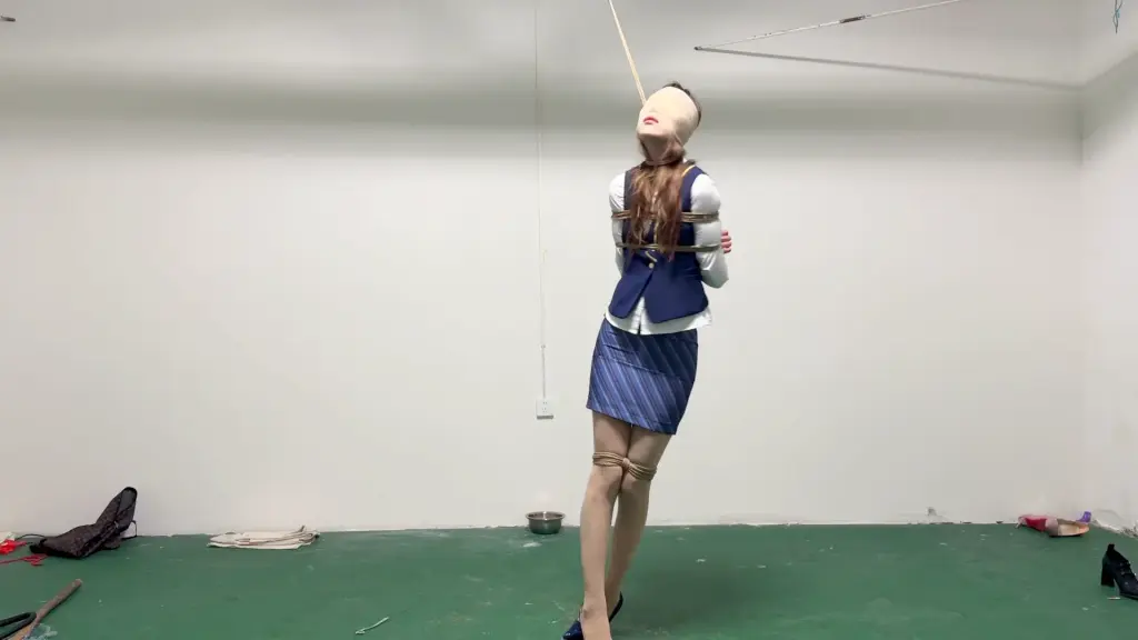 【媚娘工作室】暴力虐打空姐-勒颈z息-踢踹鞭打-视频-5元站