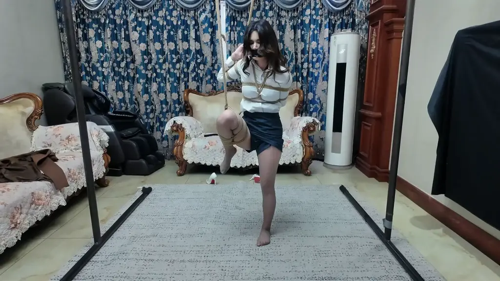 【枫叶工作室】缚美记·间谍温妮再落魔窟 直播互动 灰丝OL 玉足特写 单腿吊缚-视频-5元站