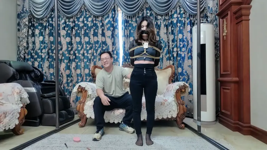 图片[2]-【枫叶工作室】缚美记·间谍温妮再落魔窟 直播互动 灰丝OL 玉足特写 单腿吊缚-视频-5元站