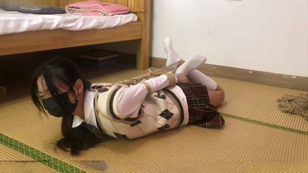 【新月原创】【荷露】超紧并肘直臂一根绳交叉腿驷马 挣脱测试 最后实在受不了一直求饶手都紫了-视频-5元站