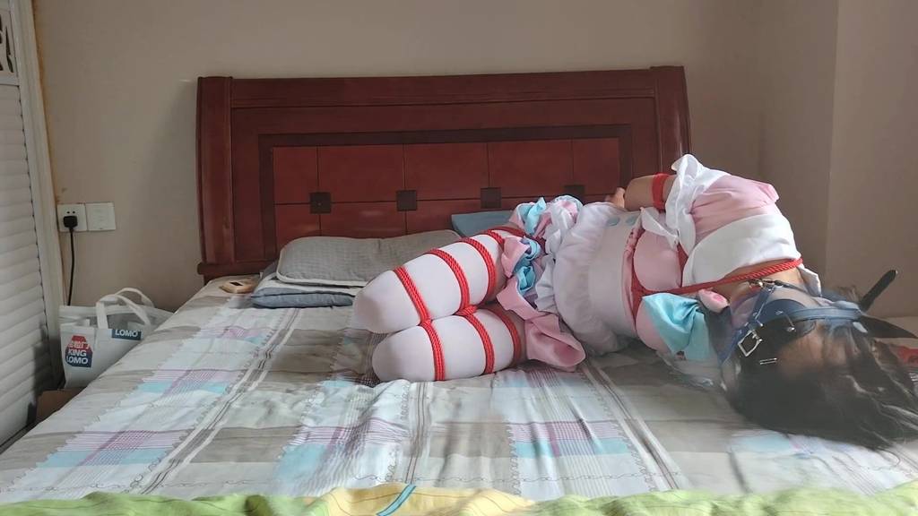 【小自白】极限驷马自缚挣扎 最后欲求不满摸到震动棒自己玩 脱缚过程还差点翻车-视频-5元站