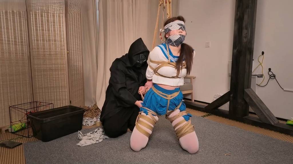 图片[2]-【象人工作室】多机位拍摄 美少女水手服日式捆绑！严密结实绑法双折腿白丝紧缚！空中旋转！蒙眼堵嘴最后被放置在地上！绳艺小表演-视频-5元站