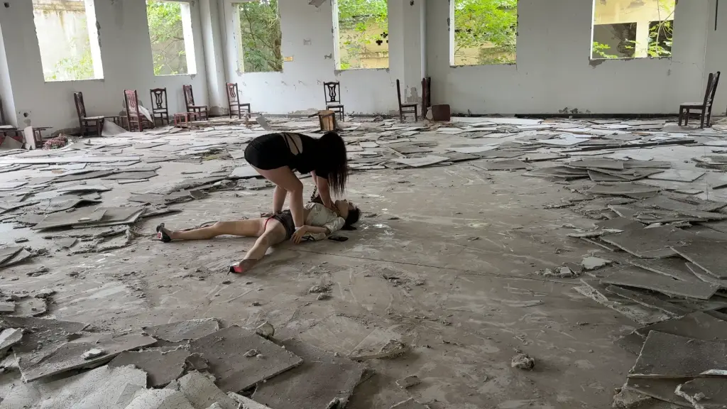 【媚娘工作室】女j自救失败被抛尸荒野 -视频-5元站