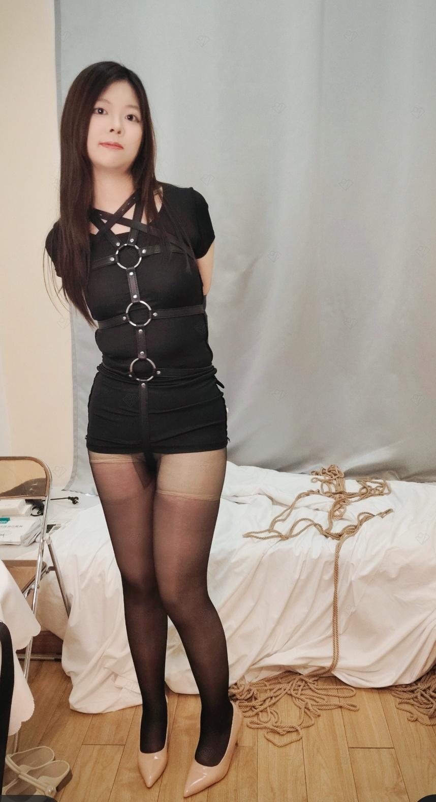 【忧郁的笨鸟】180大高个美女体验皮具紧缚-视频-5元站