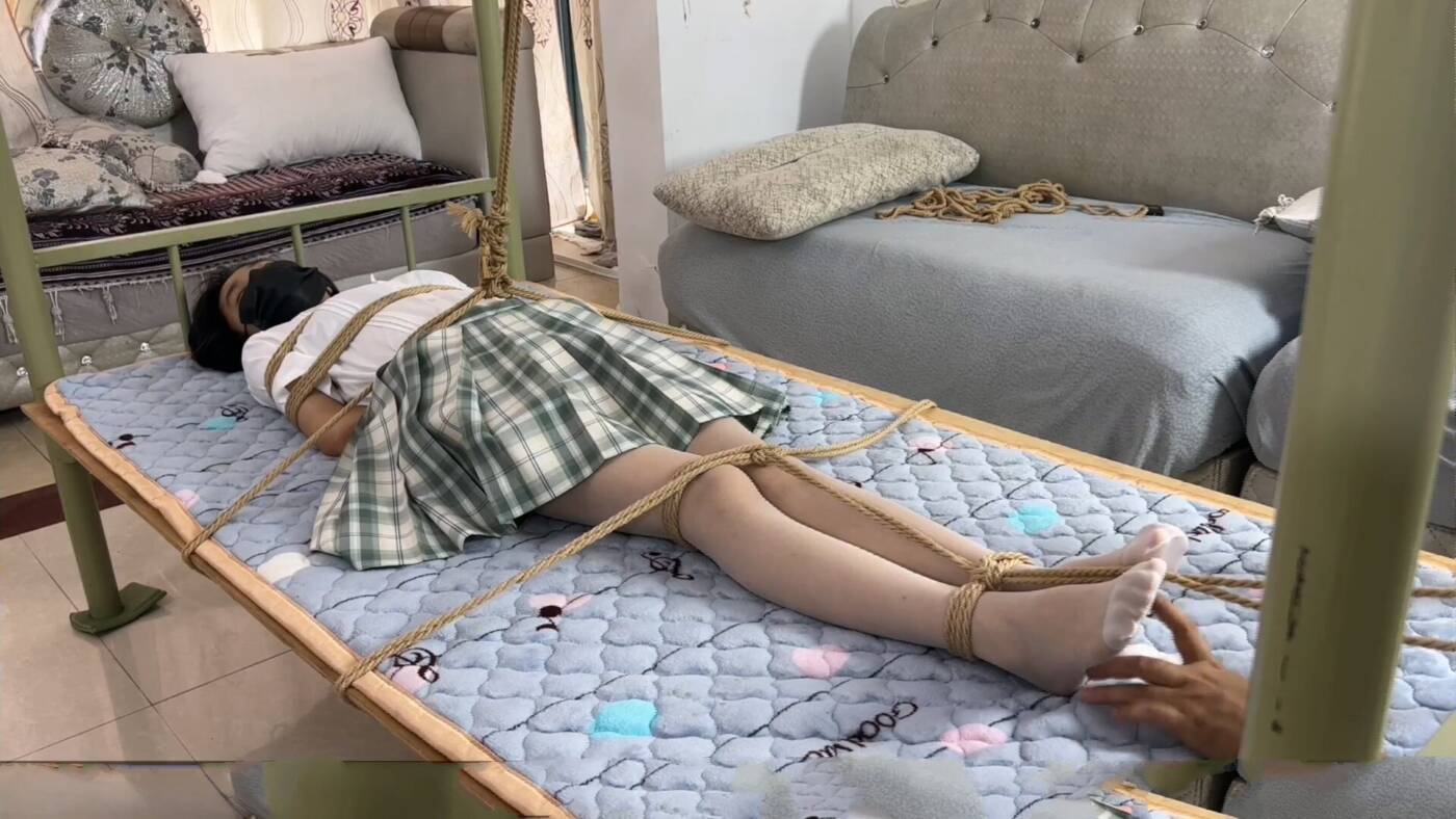 【新月原创】【红豆】JK白丝 睡觉也不得安稳 刚绑好睡着就被一直挠脚丫挠得心烦 醒了还挣不脱绳子-视频-5元站