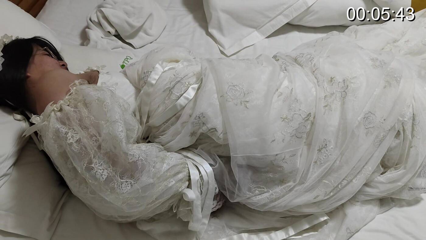 【一只苒苒】哄女友穿上婚纱体验手铐脚镣驷马不给解开-视频-5元站