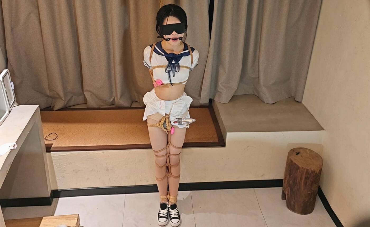 【欢乐谷原创】被发现自己在楼道玩自缚的女孩然后带回酒店调教-视频-5元站