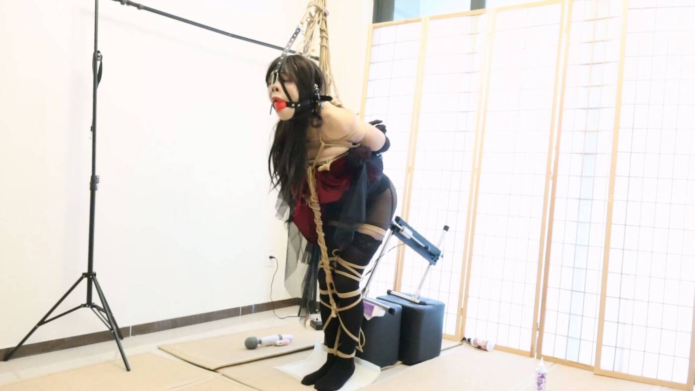 图片[2]-【弦】后庭炮机调教男娘，被以一种极其难受得姿势紧缚捆绑站在原地，后面被炮击反复抽插，马具口塞和鼻钩强制让小伪娘抬头。而后换一种绑法继续炮击，最后小男娘都被玩的翻白眼了-视频-5元站
