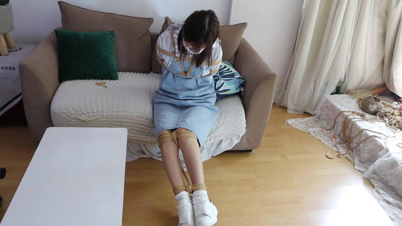 【荷仙少女】超美牛仔裙御姐的颜值崩溃瞬间，剧烈挣扎呻吟想摆脱束缚的希望破灭了，那接下来就是全身从头到脚的“解压”环节啦～-视频-5元站