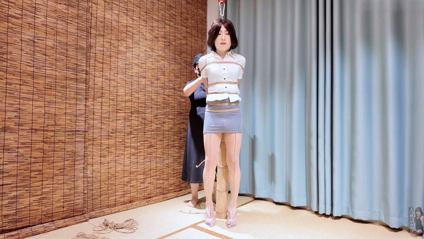 图片[2]-【美曦s】《伪娘的竹竿初体验》站着然后把竹竿放到后面绑起来强制站立，呼吸头套、高跟鞋罚站、充气口塞、胶带蒙眼。榨汁训练器，由于第一次被这样绑着才刚刚开始就已经释放-视频-5元站