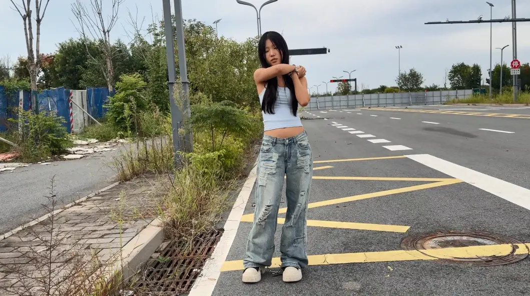【东隅映像室】小姑娘户外玩耍全是人-视频-5元站