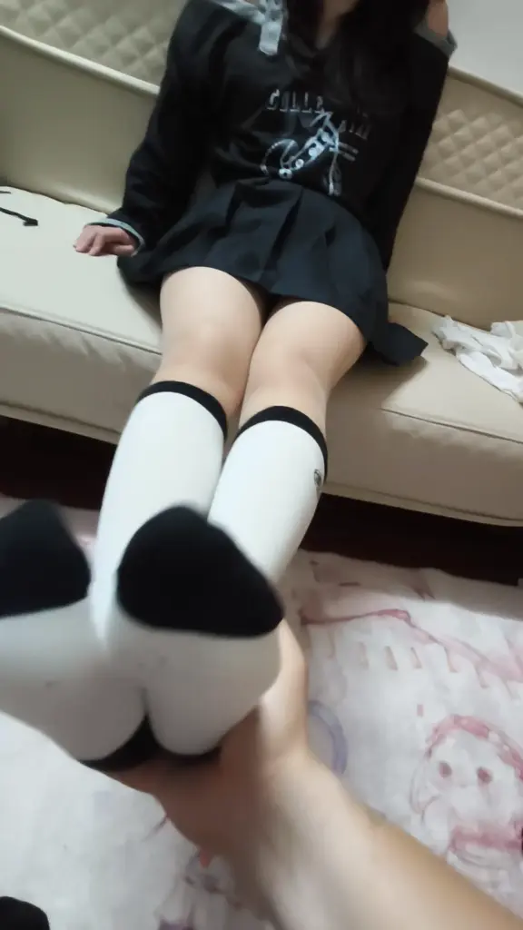 图片[2]-【可可伶】我是一名05后养成系女孩，性格开朗乐观，声音比较甜美，喜欢脚部束缚和腿部挠痒和微调，作品内容是在强迫过程中换装被不停的模和呻吟尖叫-视频-5元站
