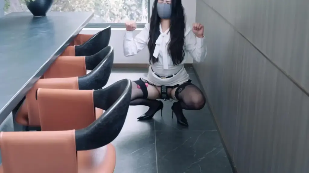 【PlotBound】（精品剧情）女高管的秘密兼职（第四集）:被锁着上班一整天并完成各种任务（ZCD/TD/链子G塞/户外/公共场所/公司/海量独白/全程自述/多项任务）-视频-5元站