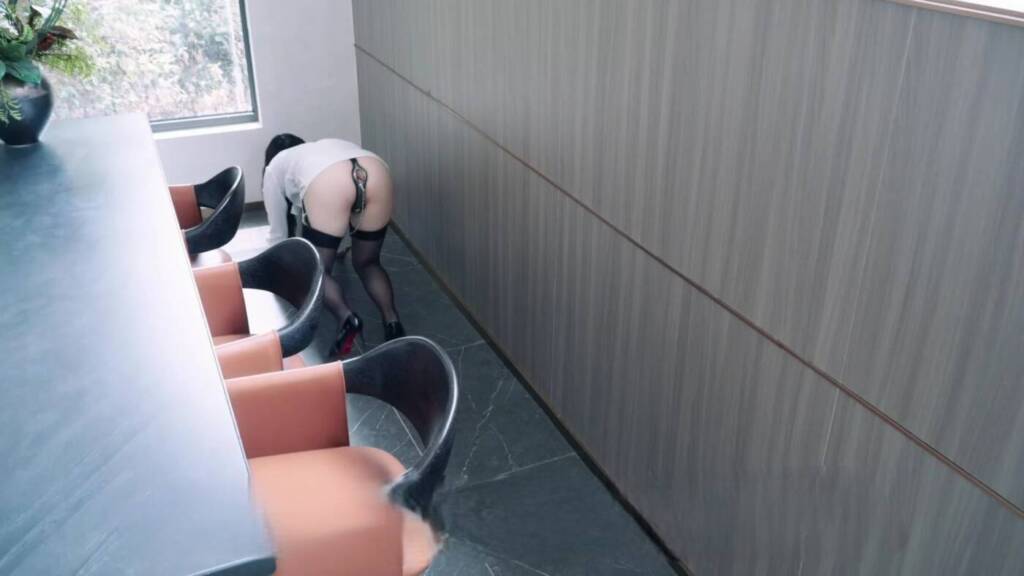 图片[2]-【PlotBound】（精品剧情）女高管的秘密兼职（第四集）:被锁着上班一整天并完成各种任务（ZCD/TD/链子G塞/户外/公共场所/公司/海量独白/全程自述/多项任务）-视频-5元站