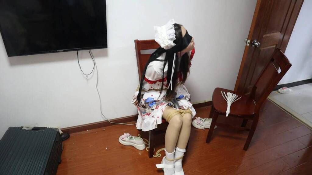 【荷仙少女】【素人实记】椅子缚捆绑玩素人女生5号 lolita公主裙，从一开始惊恐的四处发抖害羞内敛到调教到脚软，不封嘴鞭打，专听调教中的呻吟与娇喘-视频-5元站