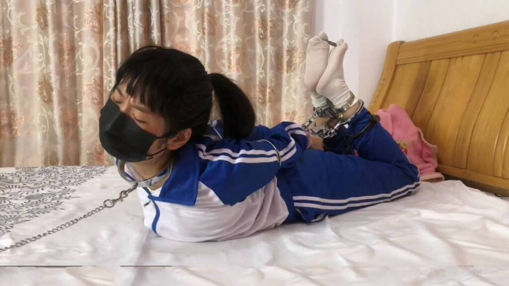 【新月原创】【佳怡】不遵守校规的惩罚 被教导主任把十几斤的十付镣铐全部铐在身上是什么感觉-视频-5元站