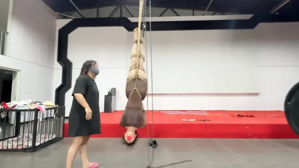 【媚娘工作室】后高手接口水+倒吊惩罚-视频-5元站