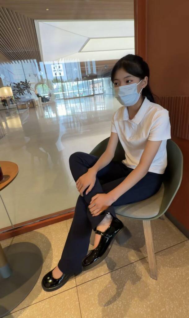 【布莱恩原创】18岁女高的脚铐周末日记-裤脚下的秘密-视频-5元站