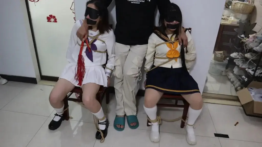 图片[2]-【荷仙少女】椅子缚捆绑玩素人女生双绑连缚调教，两个素人学生女孩绑在一起 鞭打+电击+挣扎+ TK+语言羞辱和挑逗，从一开始开心的哼哼唧唧，到后面开始疯狂挣扎-视频-5元站