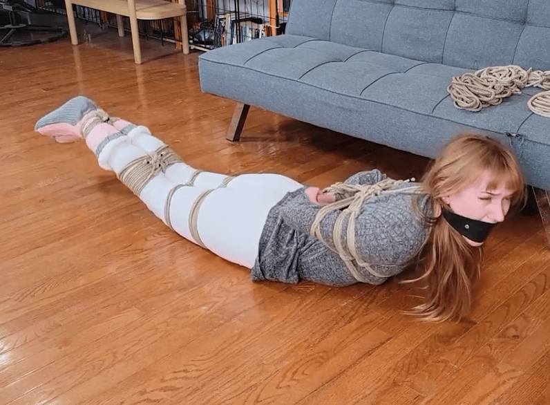 图片[2]-Cara Day – Magic Wand Leaves Her Bound & Gagged By Magic Rope!-视频-5元站