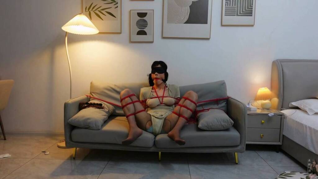 【美曦s】《素人改造伪娘第二十一期》化好妆后，m腿蟹缚绑在酒店的沙发上，固定好，下面塞满，tk玩弄， 刚绑好还没怎么玩就扛不住玩具的摆弄提前释放啦！-视频-5元站