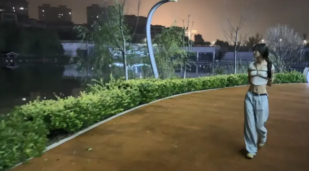 【东隅映像室】高颜值社牛小姑娘户外逛公园-视频-5元站