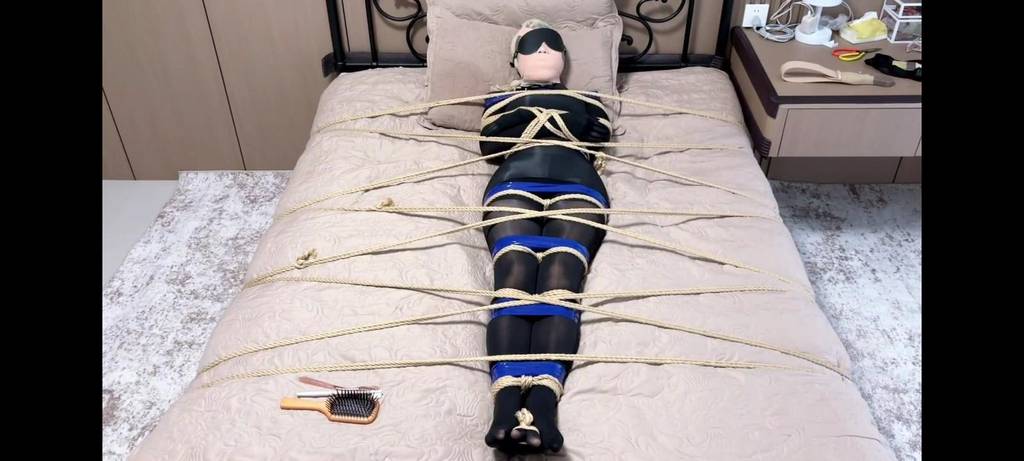 【云雀工作室】变成蜡像的女人彘 模特七七 全身紧缚完全不动不了 (真实窒息濒死) 电击项圈 丝袜堵嘴 丝袜全包 蜡像定身 鞭打折磨-视频-5元站