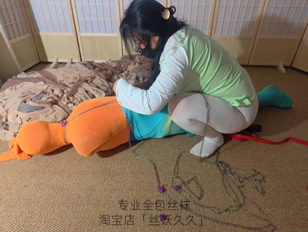 图片[2]-【丝妖久久】来啦！久久又被极限全包了，7重拘束，多层丝袜全包，缠绕膜，缝合器，束腰，铁链，拘束过程耗时1小时-视频-5元站