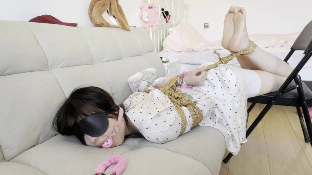 图片[2]-【素栩】美少女的美足 歹徒入室捂晕驷马玩足吃舔足-视频-5元站