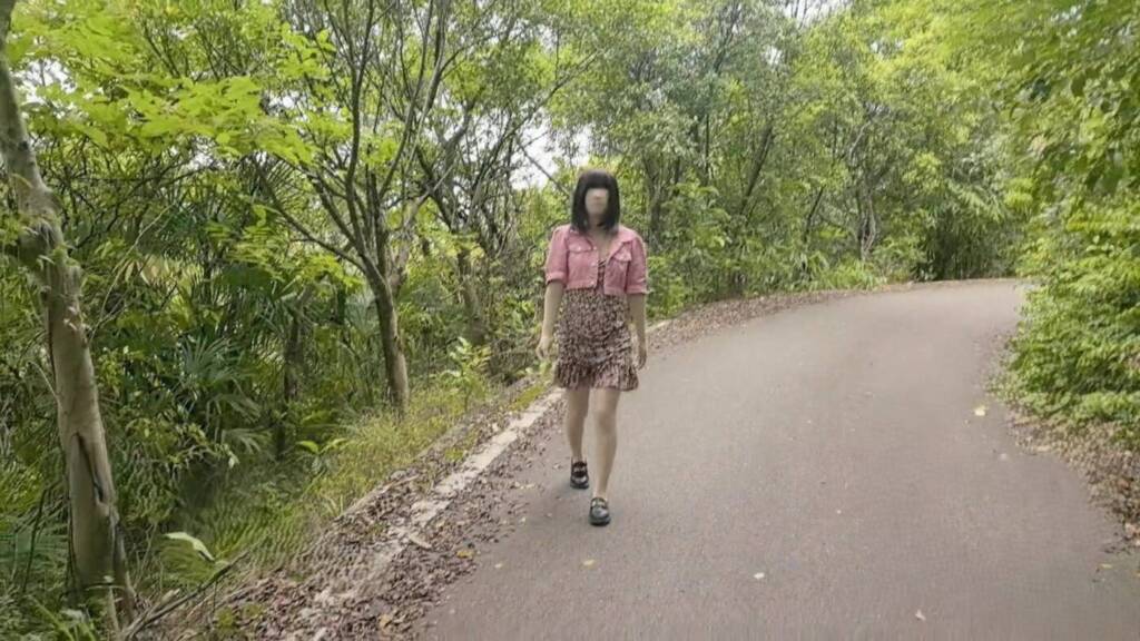 【FXX】穿全包紧身衣爬山 越来越自然的融入生活咯 全包着都很自然喝水 交流拍照打卡 路人回头一直盯着看好像在议论着什么-视频-5元站