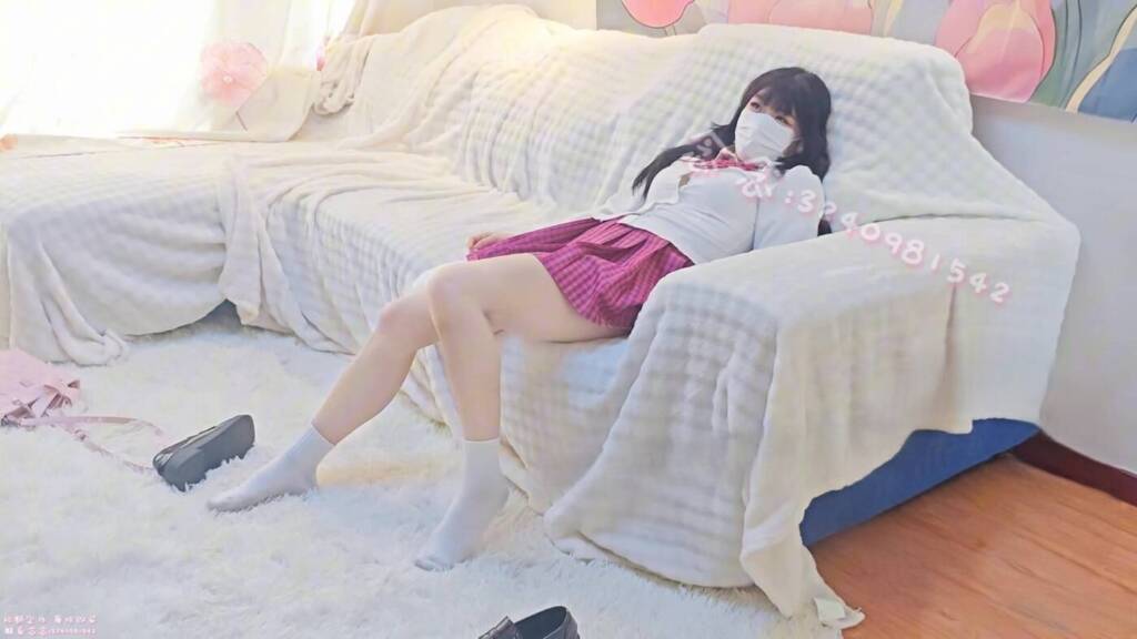 图片[2]-【司念念】醉酒少女回家后被入室勒晕 脱光衣服玩弄身体和白袜 全程睁眼 最后s体被放入衣柜-视频-5元站