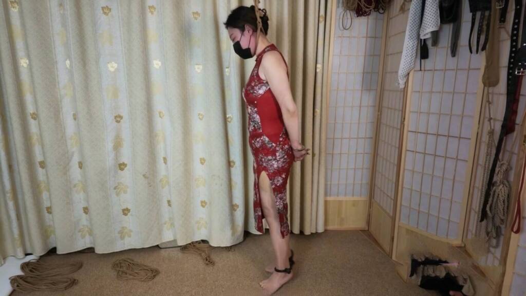 【人妻紧缚调教】旗袍肉丝+极限直臂并肘驷马吊缚+5CM马具口球+镣铐踮脚勒颈窒息+强高+耳光+SP-视频-5元站