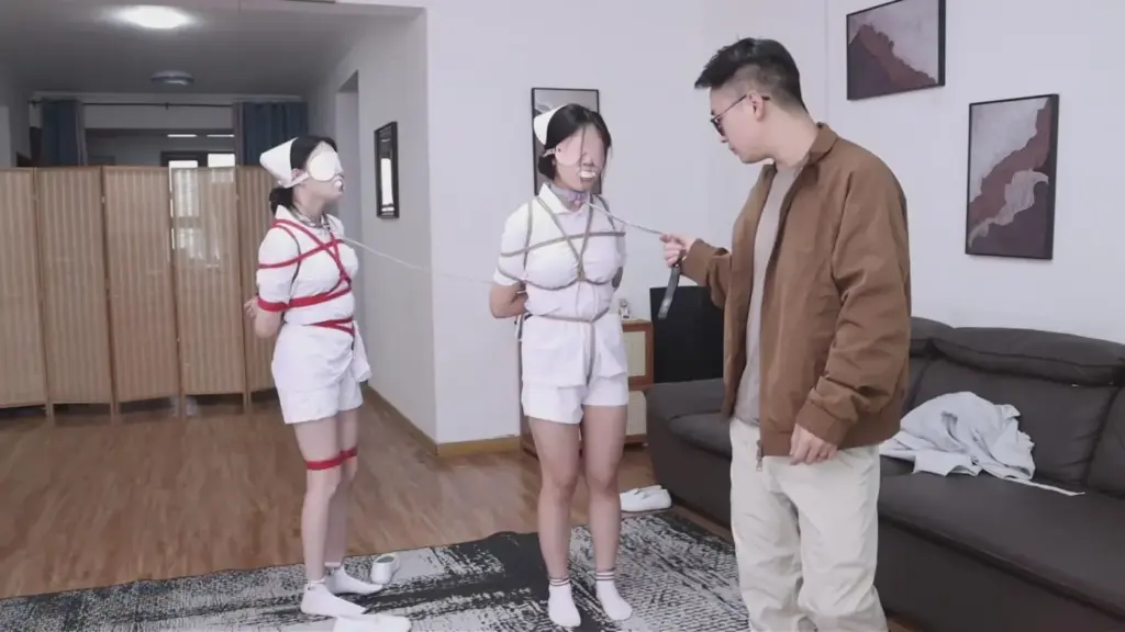 【得意客】【双人佳作】《你再看看你后面呢【中】》雇佣兵青蓝被算计落入陷阱，胯下连缚是不是说明你俩关系很好啊？-视频-5元站