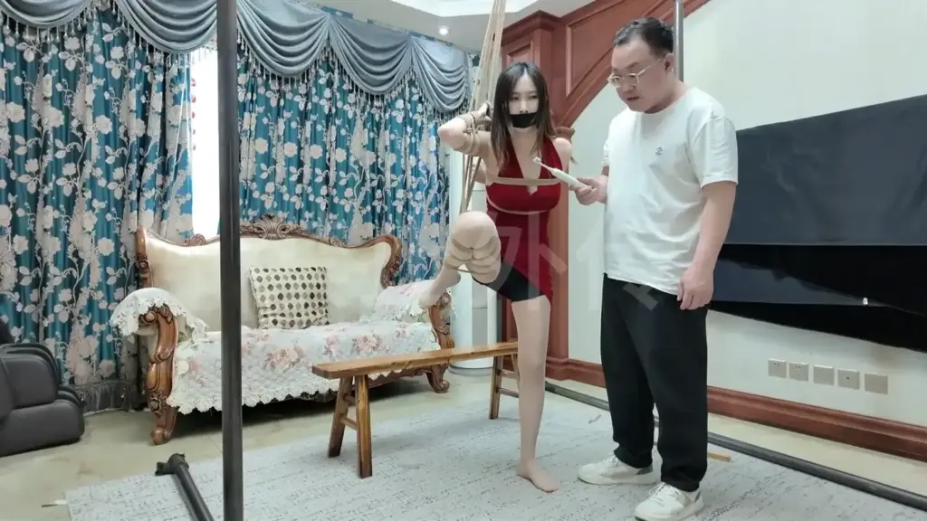 【枫叶工作室】《缚美记·⑤号美女主播南清》【白袜黑丝】【TK惩罚】【单腿吊缚】【SP玩弄】-视频-5元站