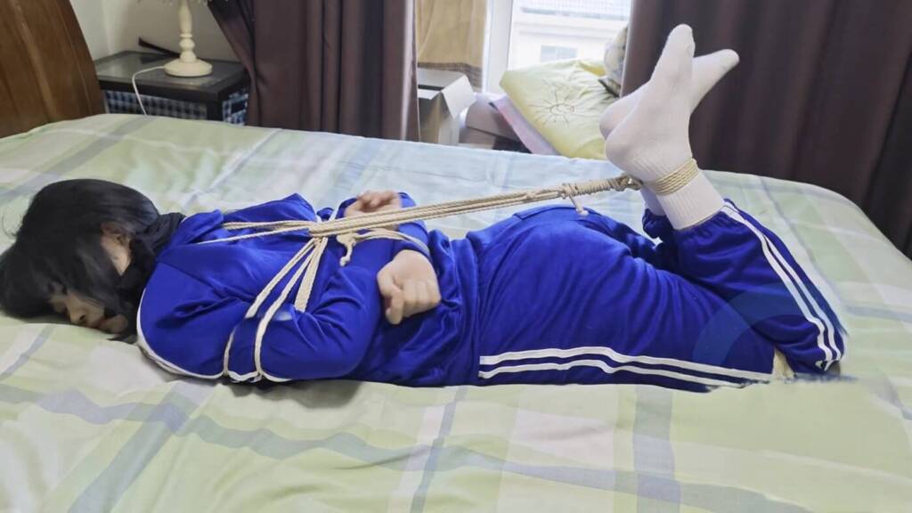 【司念念】白袜校服少女被绑架 驷马挠痒挣扎 丝袜勒嘴 脱袜子强迫闻 露脸-视频-5元站