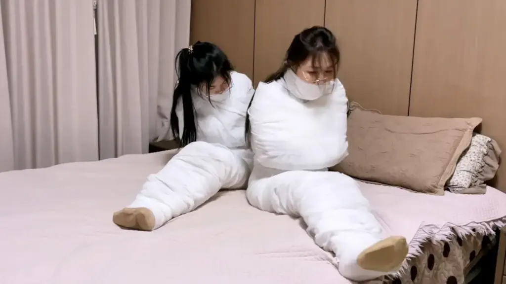 【云雀工作室】《木乃伊母女02》母亲和女儿被变成全包木乃伊 母女们拼命蠕动逃跑 丝袜被包裹在一起 肆意挠痒 2个美女被不停加固包裹~-视频-5元站