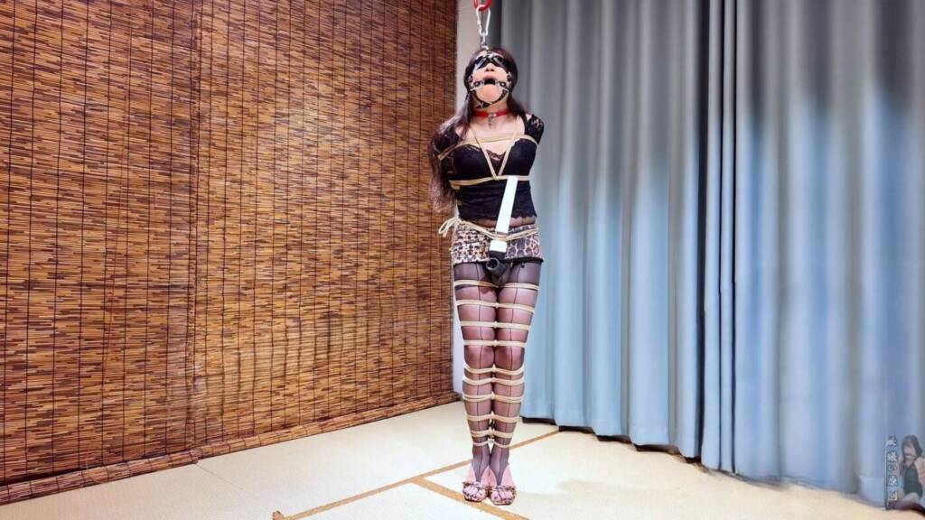 图片[2]-【美曦s】《定锁娘乳胶控制呼吸》穿着夹趾袜的锁娘全身捆绑在凳子上悠闲的坐着，接下来上道具直呼扛不住了，筷子夹舌强制流着口水，乳胶头套控制呼吸，全身极限被逼出来了-视频-5元站